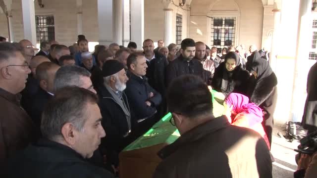 Öğrenci Evinde Bıçaklanarak Öldürülen Doç. Dr. Girgin'in Cenaze Töreni