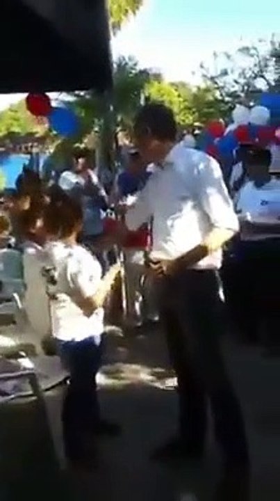 Seguridad de Calleja aleja a anciano que intenta abrazarlo y saludarlo