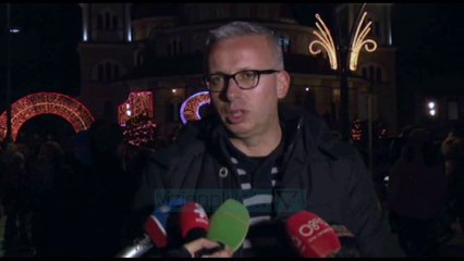 Korçë, qindra qytetarë ndjekin “festivalin e dritave” - News, Lajme - Vizion Plus