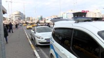 İstanbul- Taksim Meydanı'nda Taksilere Kış Lastiği Denetimi