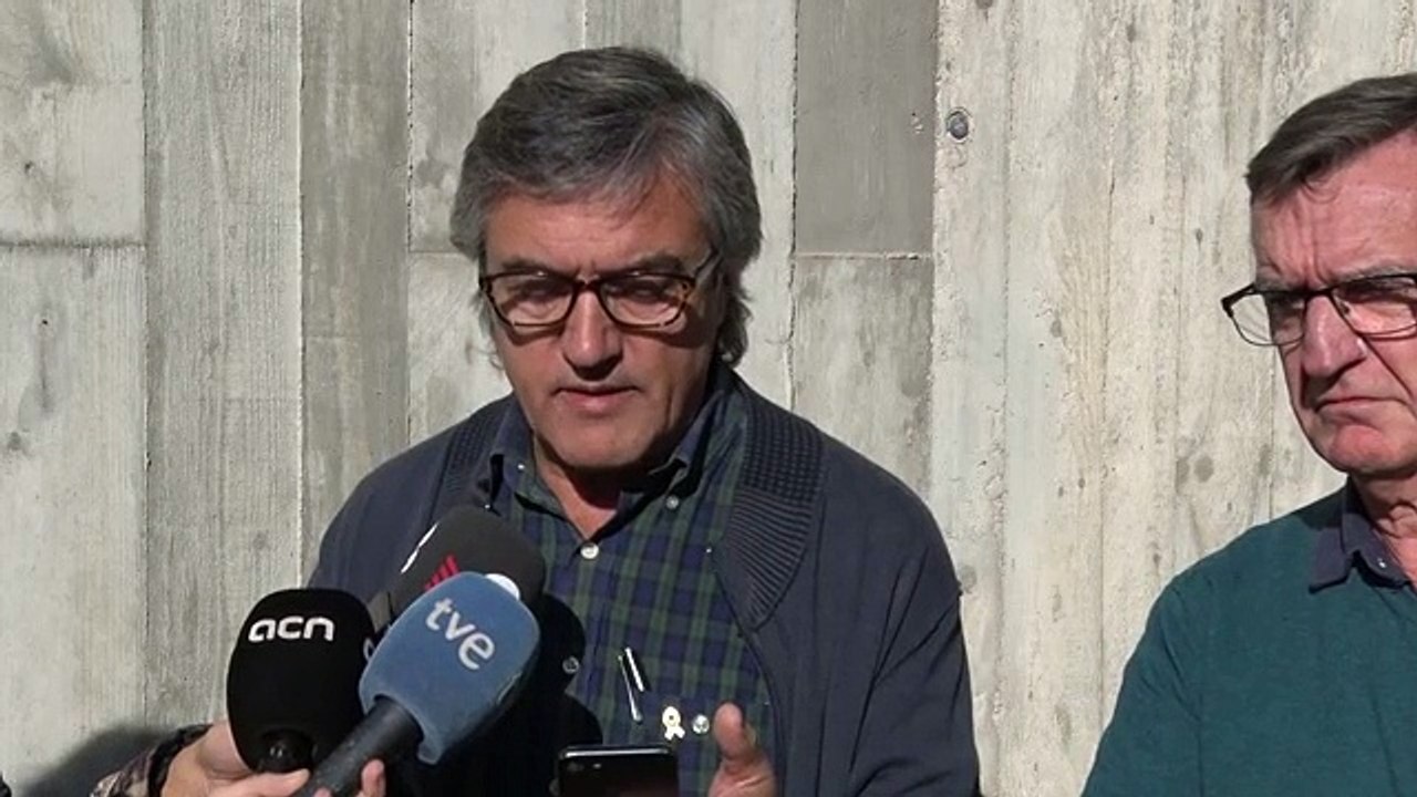Jordi Vilarassau (Prou Ostatges) llegeix un comunicat dels presos en vaga de fam i diu que cal insistir en la no-violència