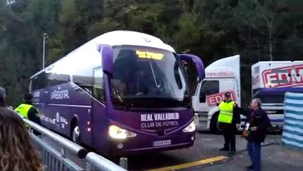 Real Sociedad - Valladolid: Llegada del autobús del Real Valladolid a Anoeta
