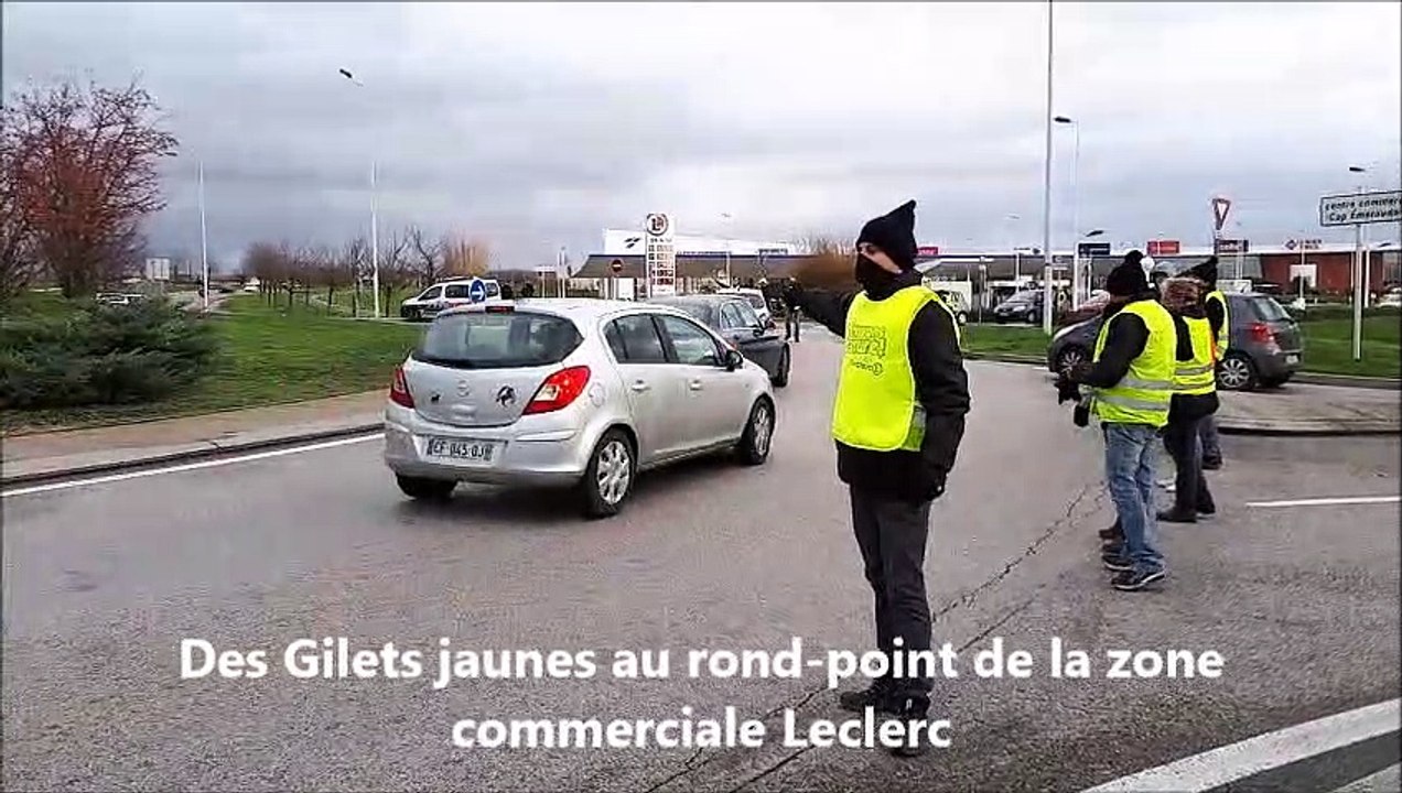 Des Gilets jaunes au rond-point de la zone Leclerc