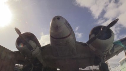 Un antiguo avión estadounidense adorna un negocio en Montevideo y es símbolo de generaciones