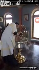 Baptême : ce prêtre noie l'enfant plusieurs fois !!