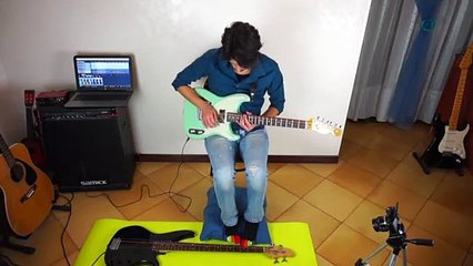 Il joue avec 2 guitares en même temps : pieds et mains !