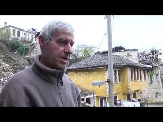 Ora News - Qytetit Muze po i ikën shkëlqimi, dy banesa pranë Kadaresë drej shembjes