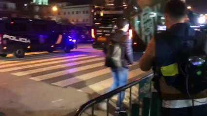 Real Betis - Rayo Vallecano: Llegada del autobús del Rayo al Benito Villamarín