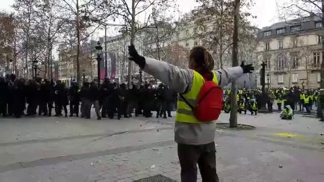 Ce Gilet Jaune pense pouvoir resister face à un tir de Flash-ball (Paris)