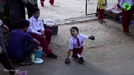 Cet enfant handicapé marche sur les mains depuis sa naissance