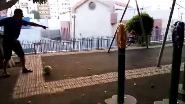 Ce papa met son gamin KO... ballon en pleine tête