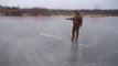 Il tire sur un lac gelé avec un pistolet. Ce qui se passe est Dingue