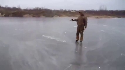 Il tire sur un lac gelé avec un pistolet. Ce qui se passe est Dingue