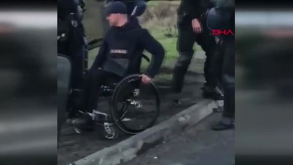 Dha Dış - Fransız Polisi Engelli Göstericiyi Gözaltına Aldı