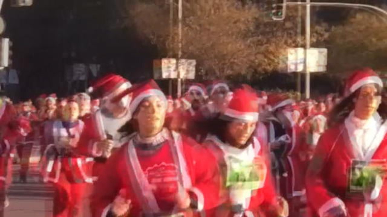 Course à pied - Déguisés en Père Noël, ils participent à la 'Santa Run' de Madrid