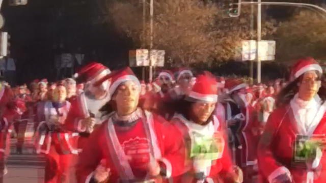 Course à pied - Déguisés en Père Noël, ils participent à la 'Santa Run' de Madrid