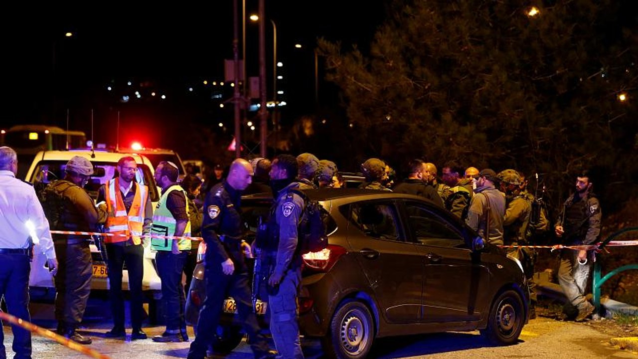 إصابة ستة إسرائيليين في هجوم بالرصاص نفذه فلسطيني في الضفة الغربية
