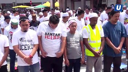 Peserta solat berjemaah di hadapan Sogo