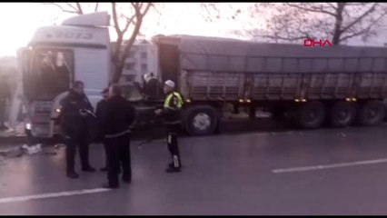 Çanakkale'de İşçi Servisi ile Tır Çarpıştı: 4 Ölü, 8 Yaralı