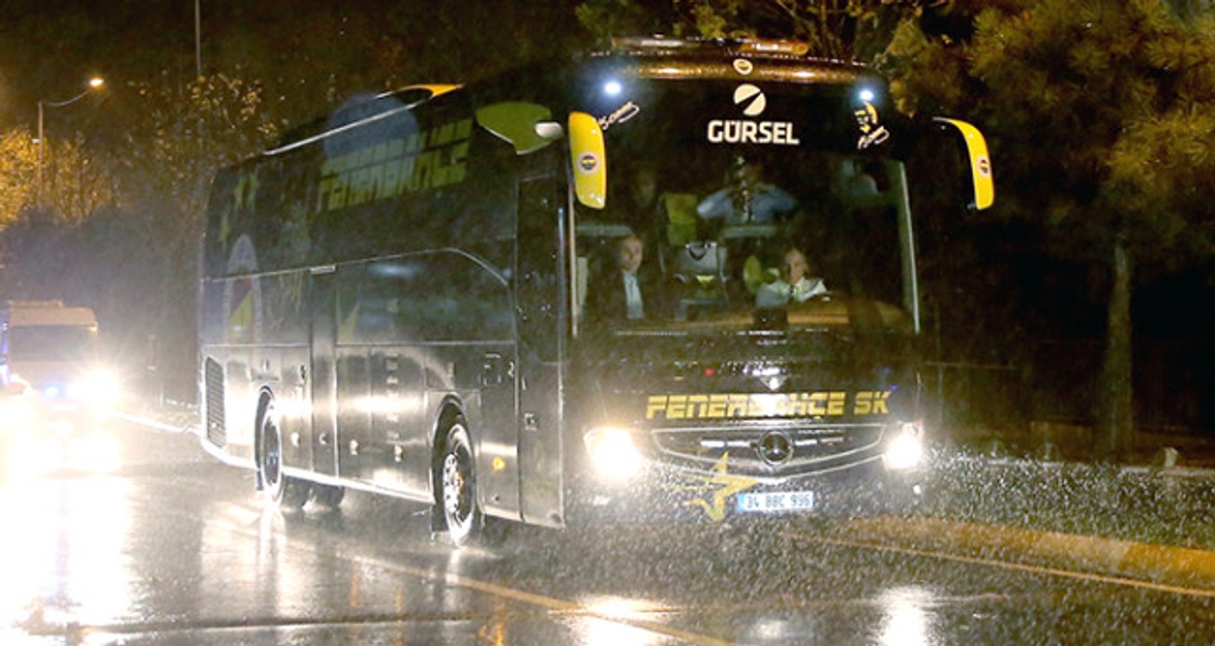 Taraftarlardan Samandıra�da Fenerbahçe Kafilesine Protesto