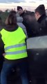 la vidéo d'une altercation entre des gendarmes et un homme en fauteuil roulant qui tombe au sol provoque une vive émotion