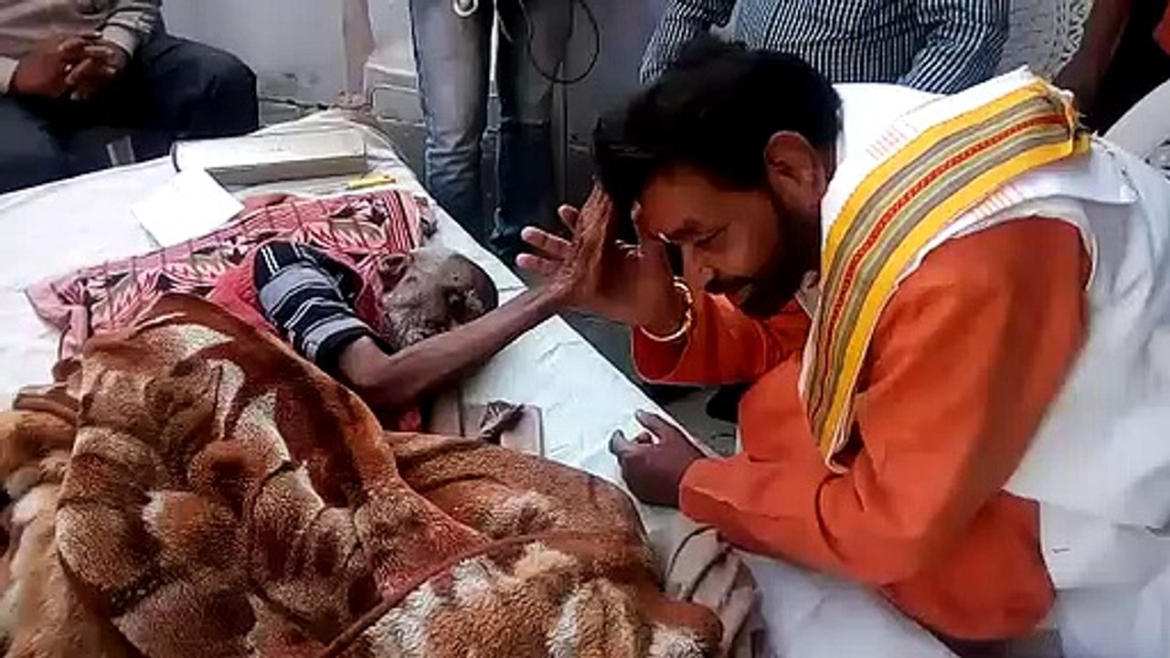 गुरु बाबू जगमोहन श्रीवास्तव की सेहत का हाल जानने आये कुसमरिया