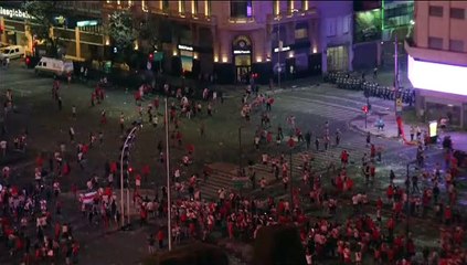 Disturbios en Buenos Aires para dispersar a los violentos que celebraban la victoria del River