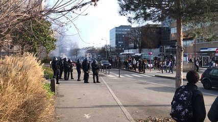 Devant le lycée Mandela