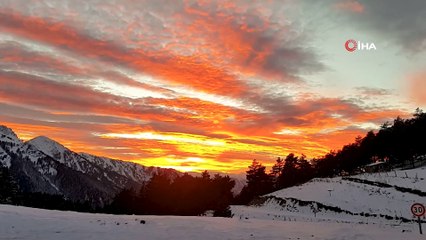 Buz tutan göle eşsiz gün batımı manzarasında ulaştılar