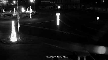 Un chauffeur de poids lourd s'enfort au volant