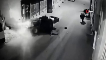 'İnekten kurtulayım' derken duvara çarptı, kazaya sebep olan ineklerin traktör sürücüsüne ilginç bakışı da kameraya böyle yansıdı