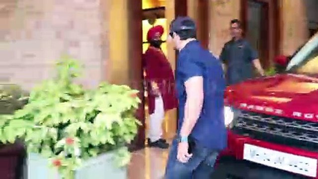 Watch Pre Birthday Celebration of Taimur Ali Khan With Kareena And Saif Ali Khan