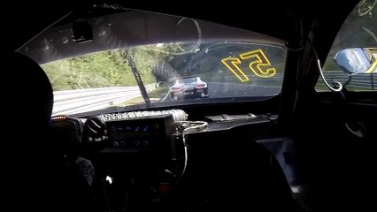 Download Video: VÍDEO: Renault R.S.01 vs Mercedes AMG GT3, batalla total en Nürburgring ¡con adelantamiento incluido!