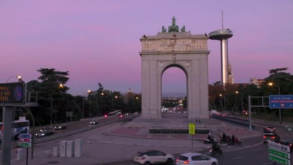 Activistas de Greenpeace colocan una pancarta contra Sánchez en el Arco del Triunfo