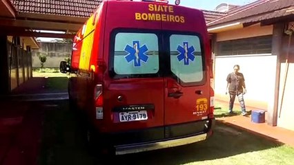 Rapaz ferido em colégio é socorrido