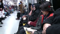 Gençler metroda kitap okuyarak farkındalık oluşturuyor