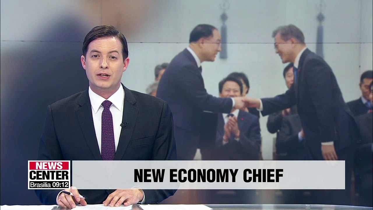 President Moon issues appointment letter for Hong Nam-ki as deputy prime minister