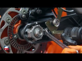 How to adjust the chain of your motorcycle