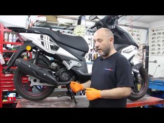 How to check the oil level on your motorcycle