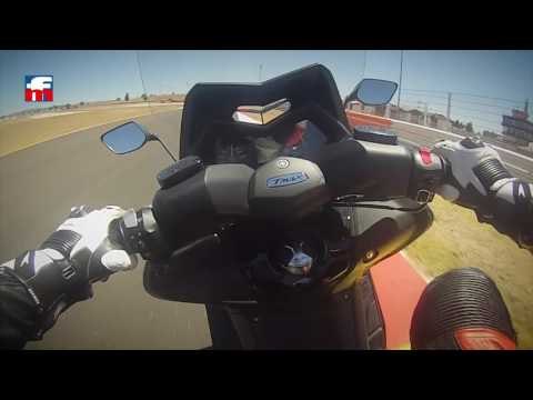 Yamaha TMAX 530 al límite en el circuito de Albacete