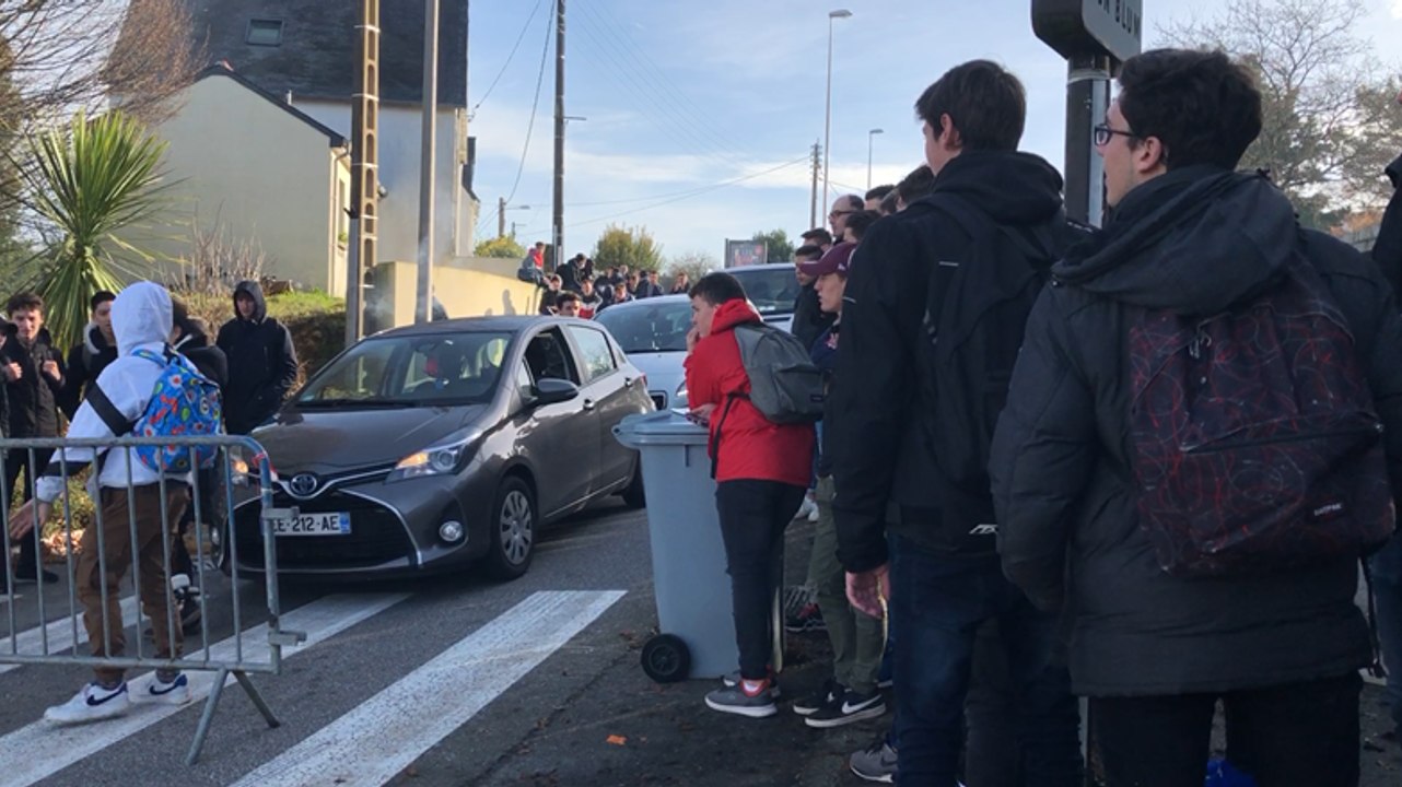 Mobilisation lycéenne devant Thépot à Quimper