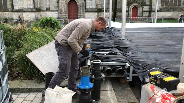 Montage de la patinoire et des chalets du marché de Noël.