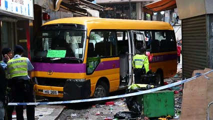 Ônibus desgovernado em Hong Kong