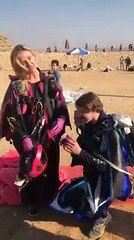 فى مشهد مؤثر.. سائح يتقدم لخطبة صديقته عند سفح الهرم