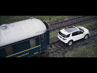 El Land Rover Discovery Sport arrastra un tren de 100 toneladas