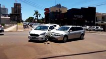 Carros batem na Rua Recife
