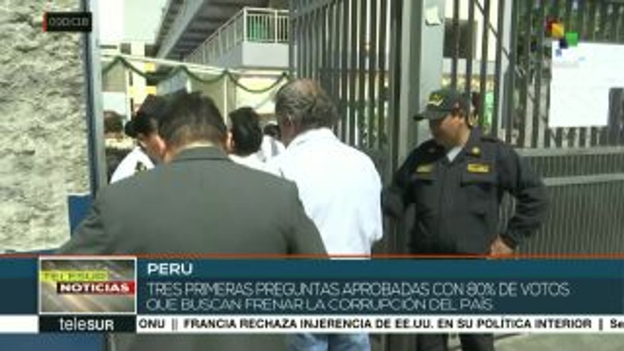 Peruanos aprueban en referendo 3 de 4 reformas constitucionales