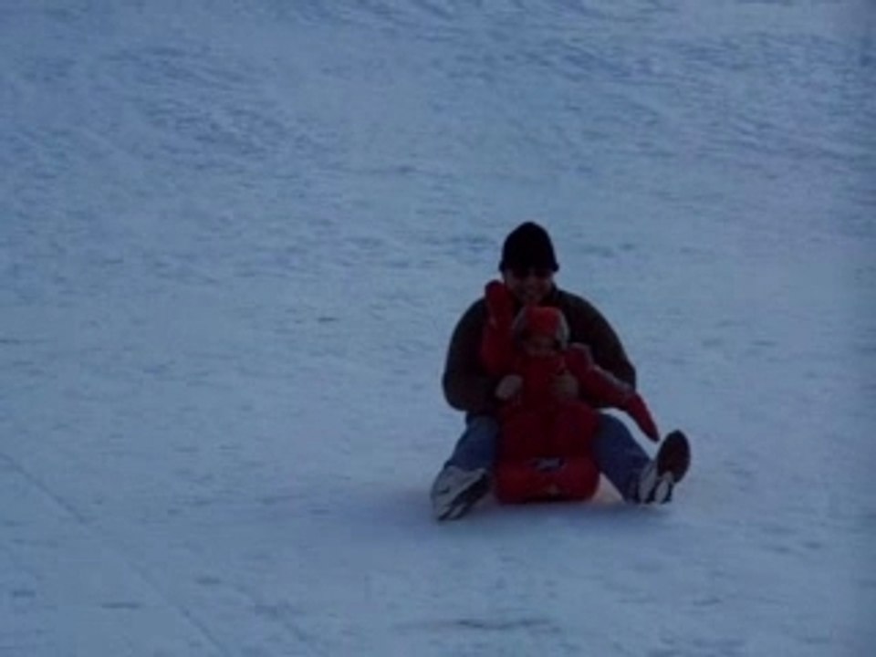 Le gros sur une luge avec le roi de la glisse MDR!!!!