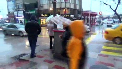 Bandırma'da sağanak yağış vatandaşları hazırlıksız yakaladı