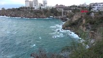 Antalya Falezlerde Balık Tutan Emekli Doktor Denize Düşerek Öldü